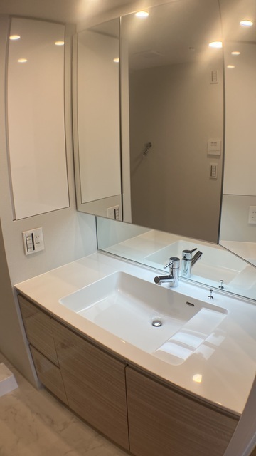 洗面設備　三面鏡付洗面化粧台