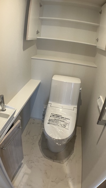 トイレ　温水洗浄便座・手洗いカウンター付