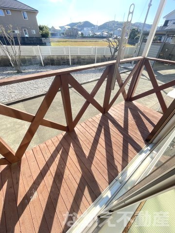 バルコニー　暖かな日差しのふりそそぐバルコニー