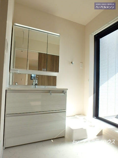 洗面設備　●朝の準備もラクラク　快適な独立洗面スペースあり。