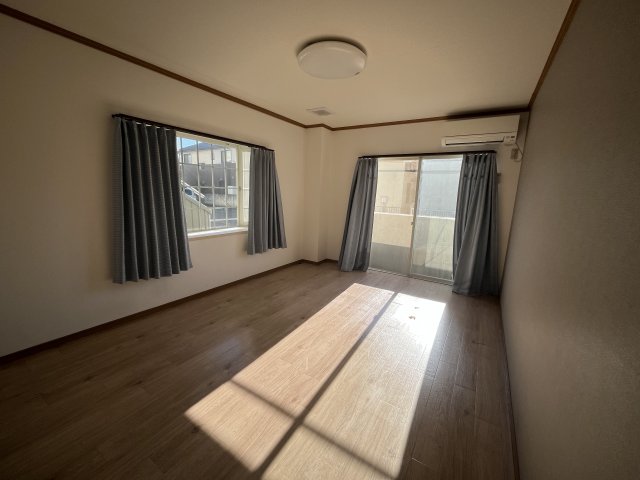 居室・リビング　照明付き　アクセントクロス　出窓あり