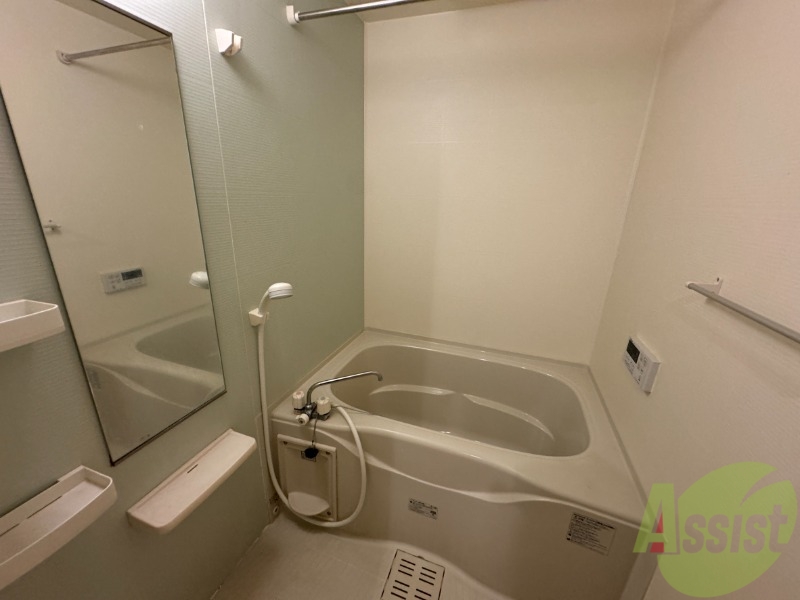 バス・シャワールーム　落ち着いたデザインの浴室。ゆったりできそうです。