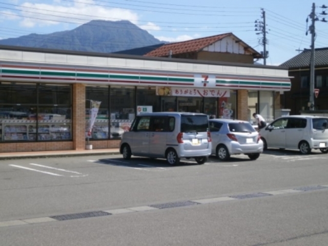 コンビニ　セブンイレブン六日町駅西店（コンビニ）まで654m