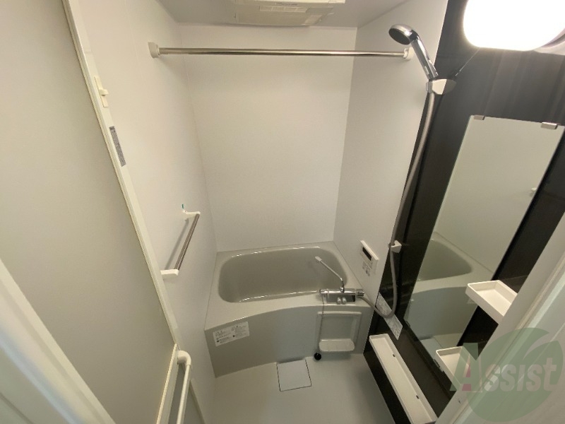 バス・シャワールーム　バスルームは疲れを癒すのに十分な広さです。