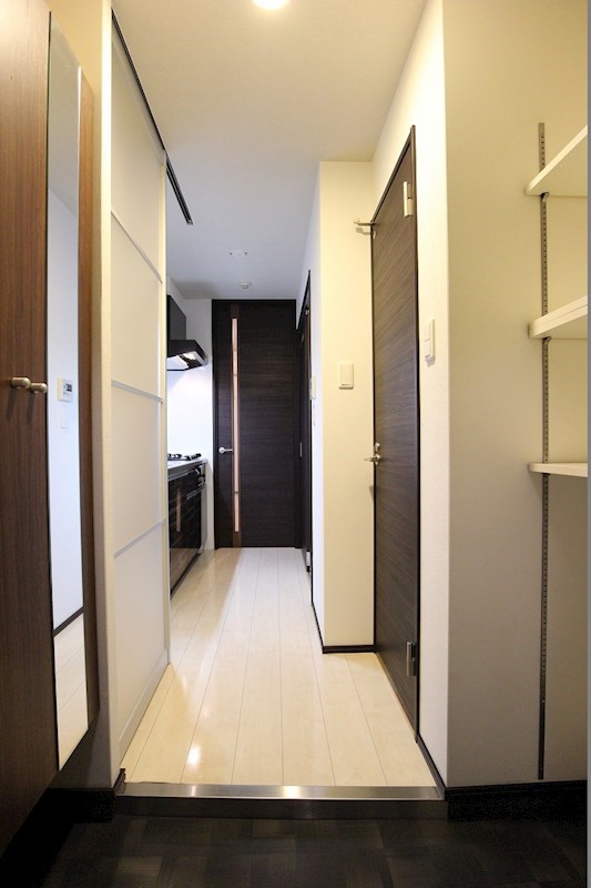 玄関　両サイドにシューズボックスと棚があります。