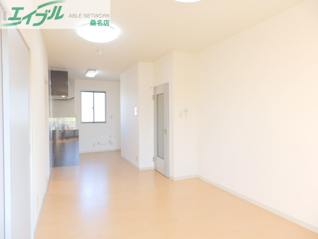 居室・リビング　同物件別室の写真です。