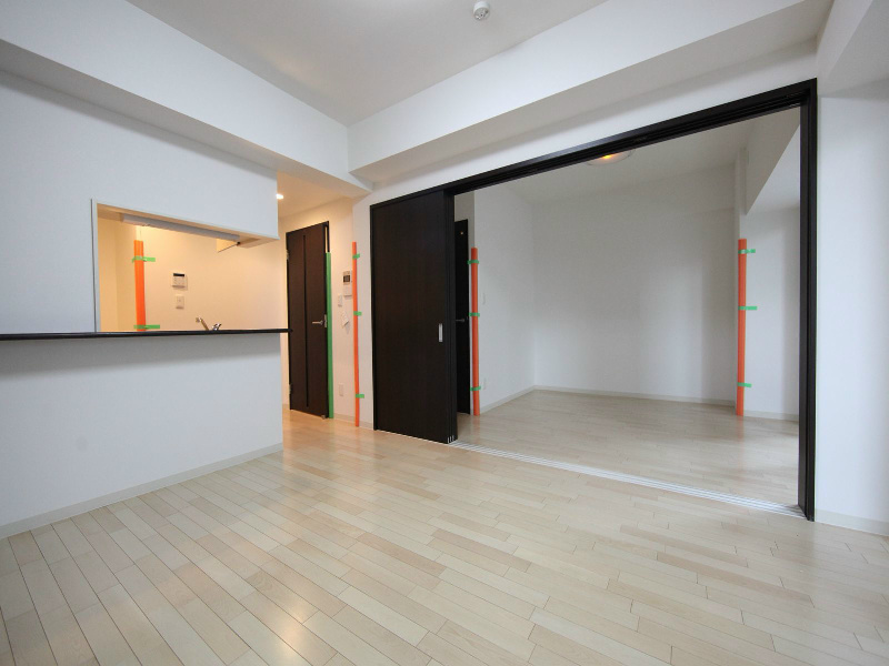 居室・リビング　ＬＤＫ12.1帖　洋室6.3帖とつなげても仕切っても使えます