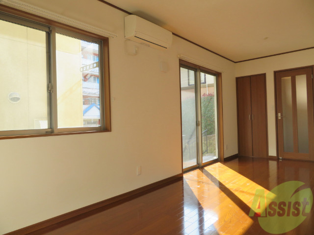 居室・リビング　リビングは広くて陽も入り、日中は明るいです。