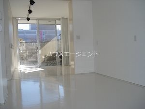 居室・リビング　床は白。壁も白。建具も白。