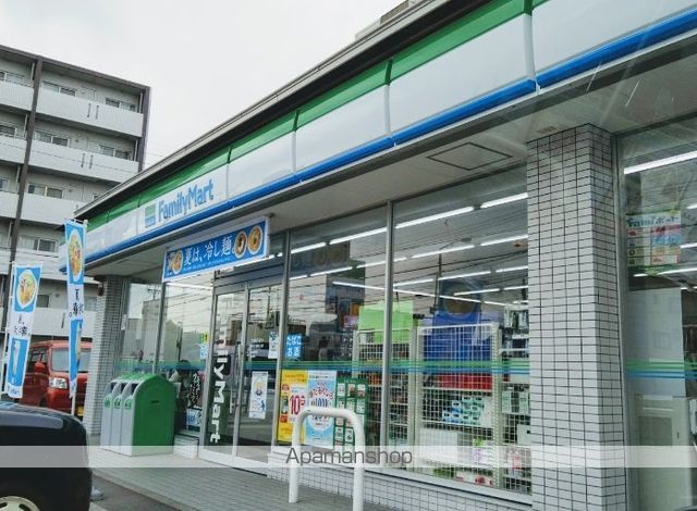 コンビニ　ファミリーマート（コンビニ）まで607m