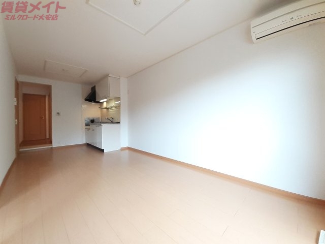 居室・リビング　同物件別室の画像です