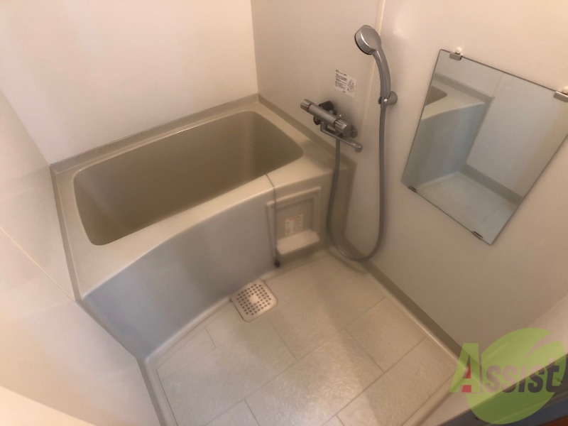 バス・シャワールーム　バスルームは狭すぎず、シャワーも浴びやすそうです。