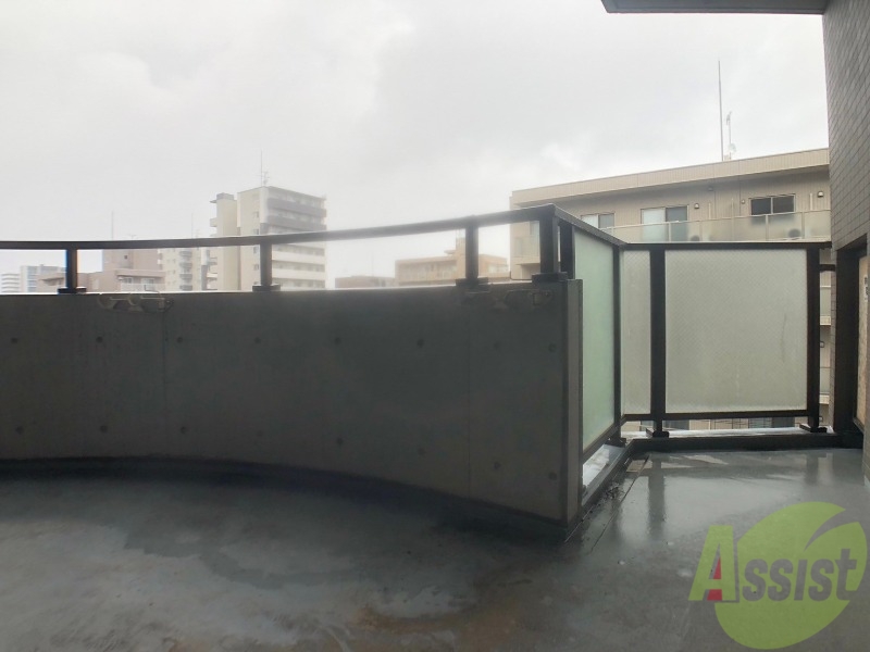 バルコニー　バルコニーは幅があり、広い印象を受けました。