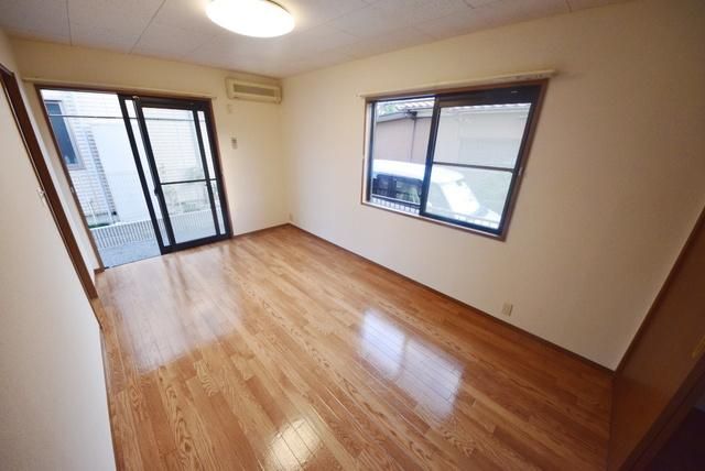 居室・リビング　二面採光で明るいお部屋