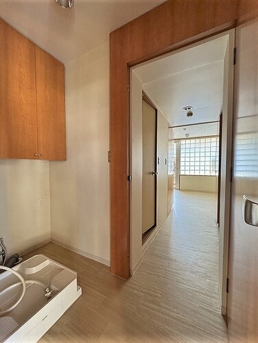 その他設備　室内洗濯機置き場　・　廊下