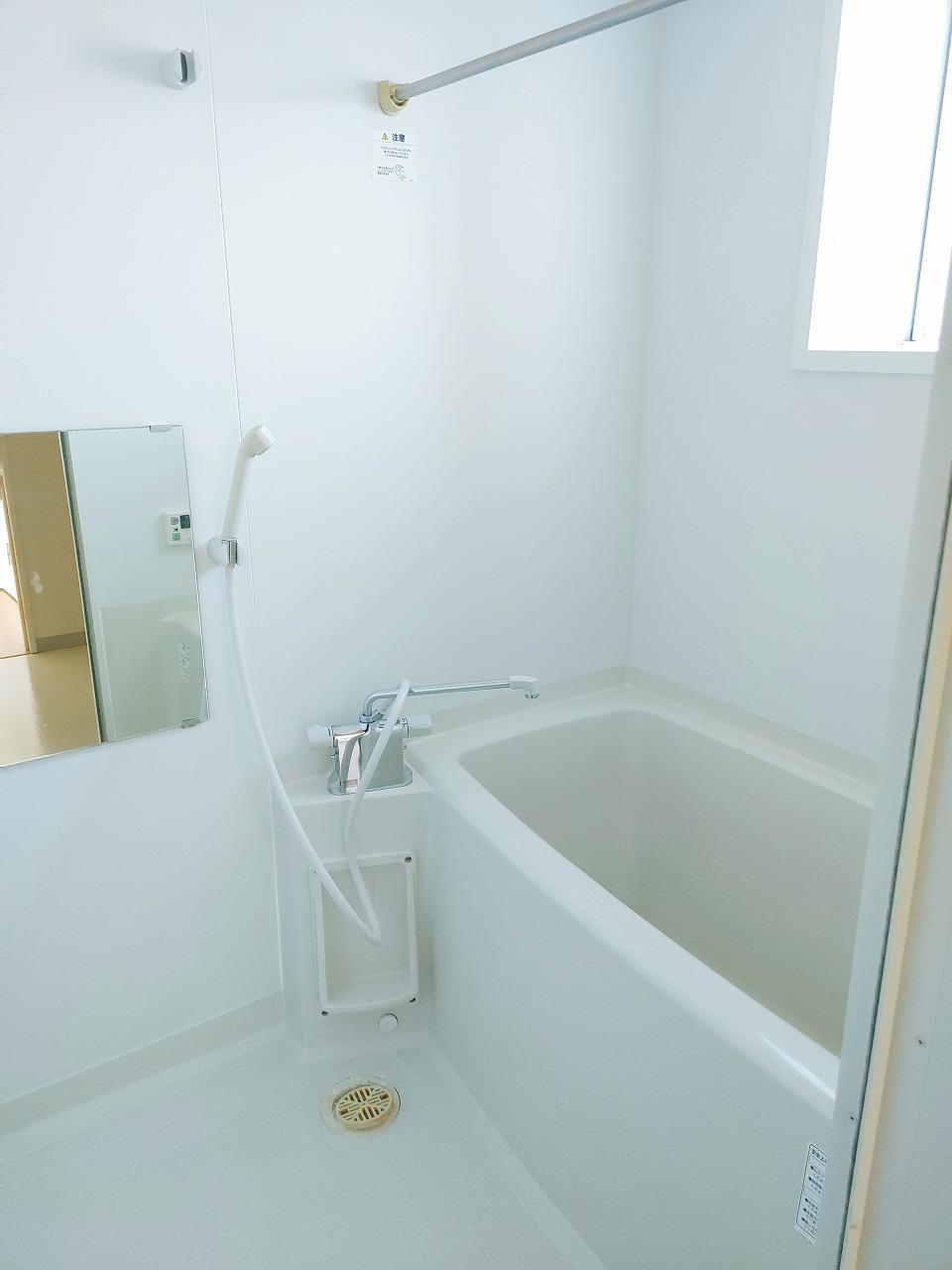 バス・シャワールーム　窓がついており外の雰囲気を楽しめるかも