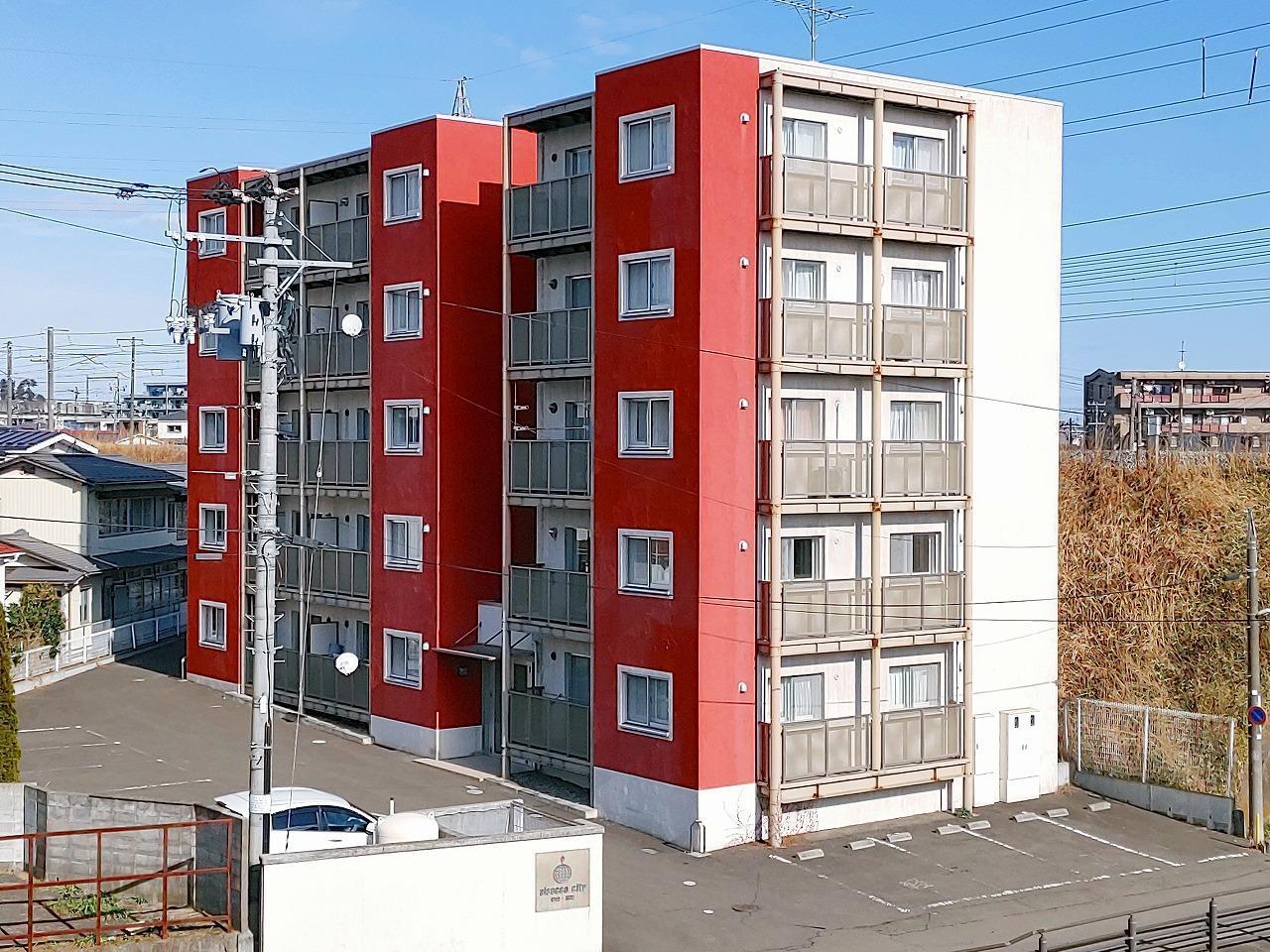 建物外観　赤色がアクセントのお洒落マンション