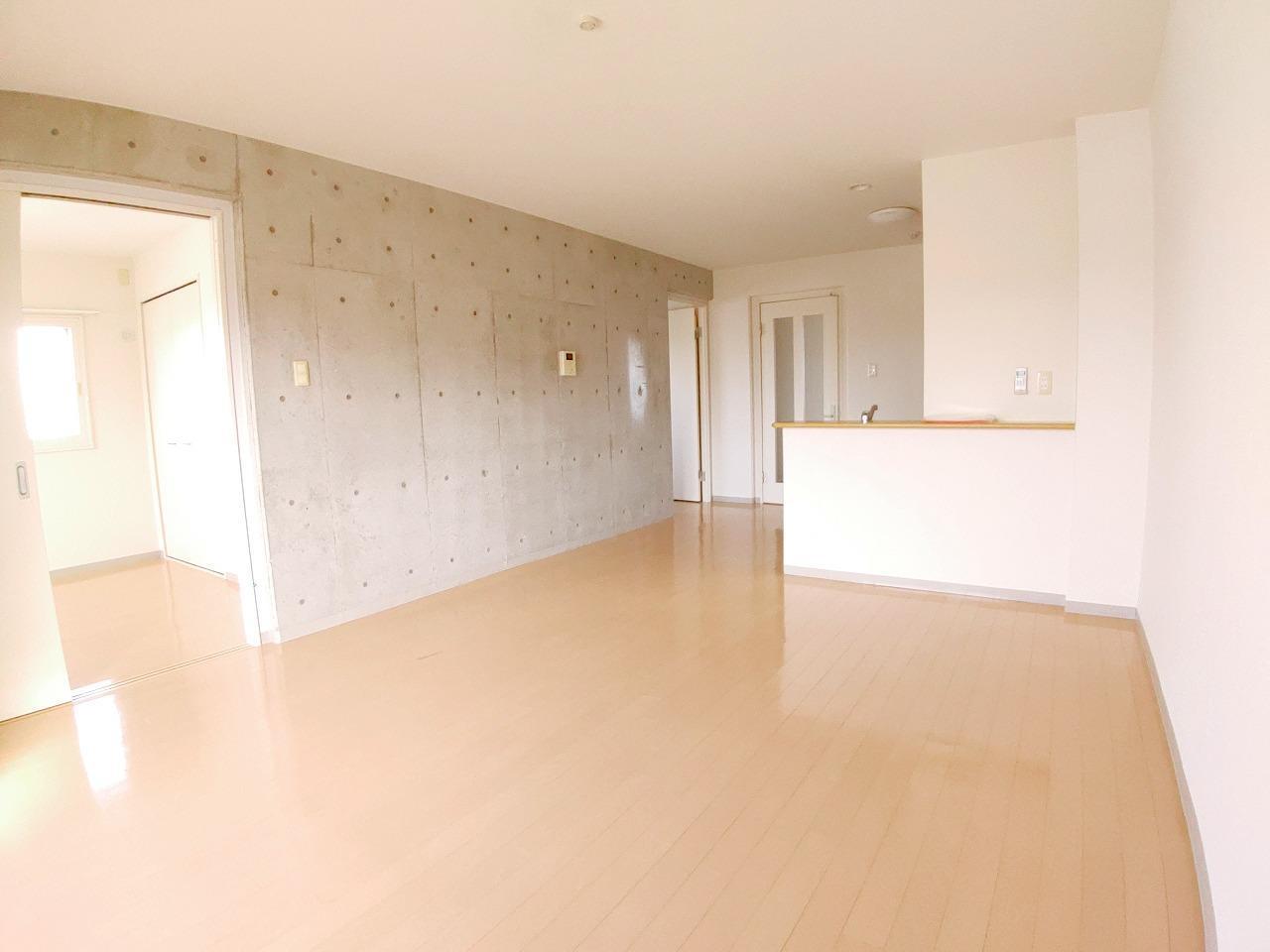 居室・リビング　壁紙がコンクリートとデザイナーズ風なお洒落リビング