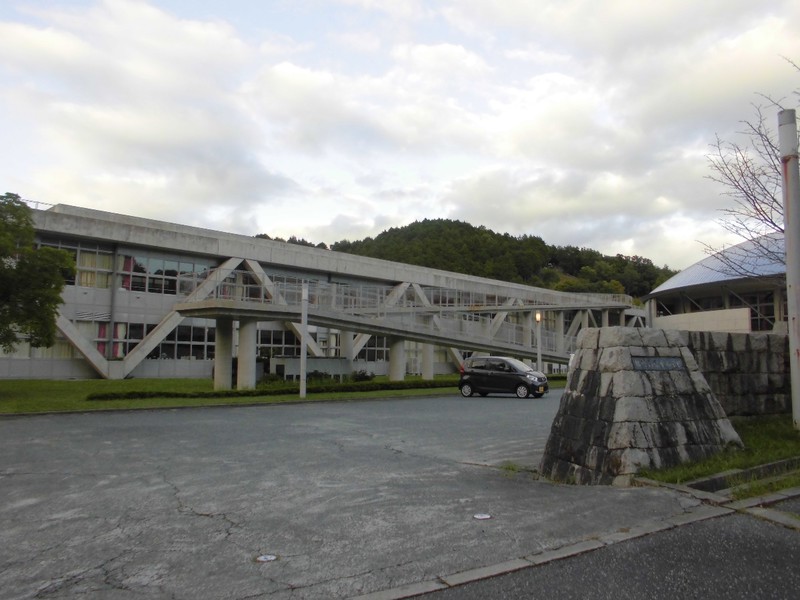 小学校　播磨高原広域事務組合立播磨高原東小学校（小学校）まで738m