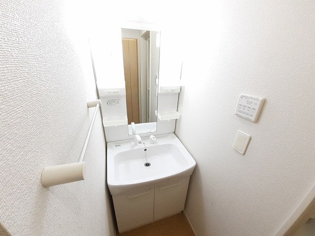 洗面設備　ゆったりとスペースのある洗面所