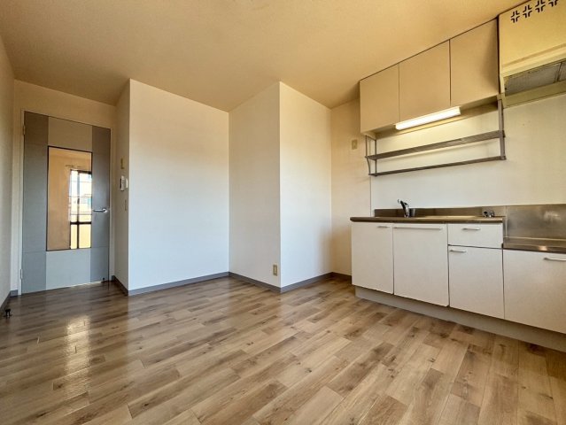 居室・リビング　別号室の写真です。ご参考までに