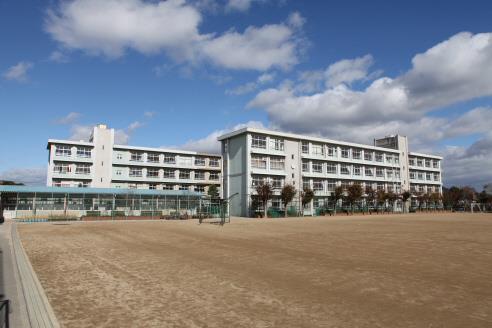 中学校　朝日中学校（中学校）まで1442m
