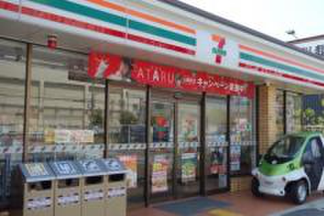 コンビニ　セブンイレブン（コンビニ）まで675m