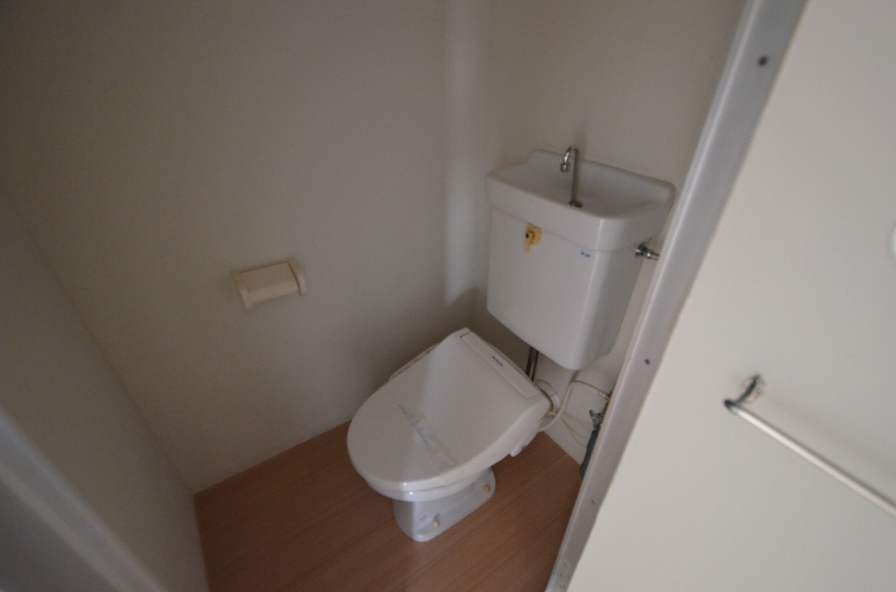 トイレ　温水洗浄便座付きのトイレです♪