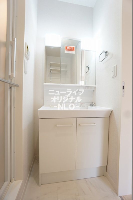 洗面設備　機能性とデザイン性に優れた三面鏡タイプの洗髪洗面化粧台☆