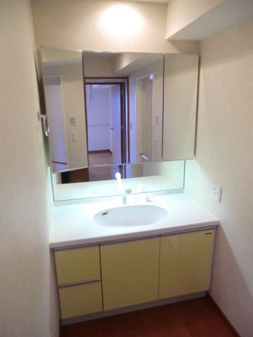 洗面設備　３面鏡付きシャンプードレッサー