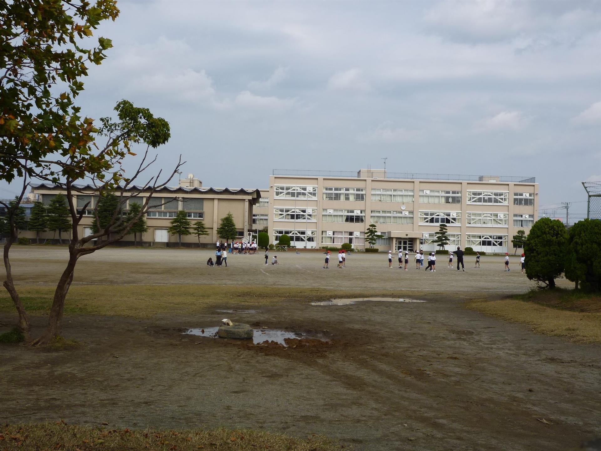 小学校　木更津市立木更津第二小学校（小学校）まで620m