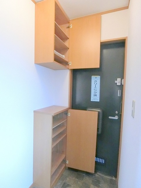 玄関　★シューズBOX、上下にたっぷり収納できます★