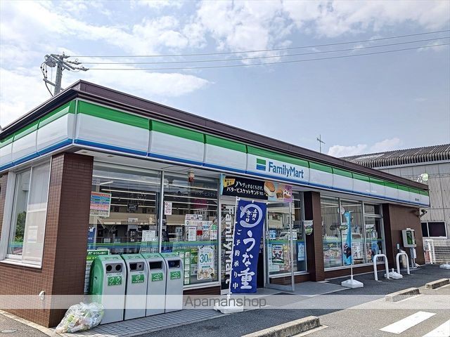 コンビニ　ファミリーマート（コンビニ）まで775m