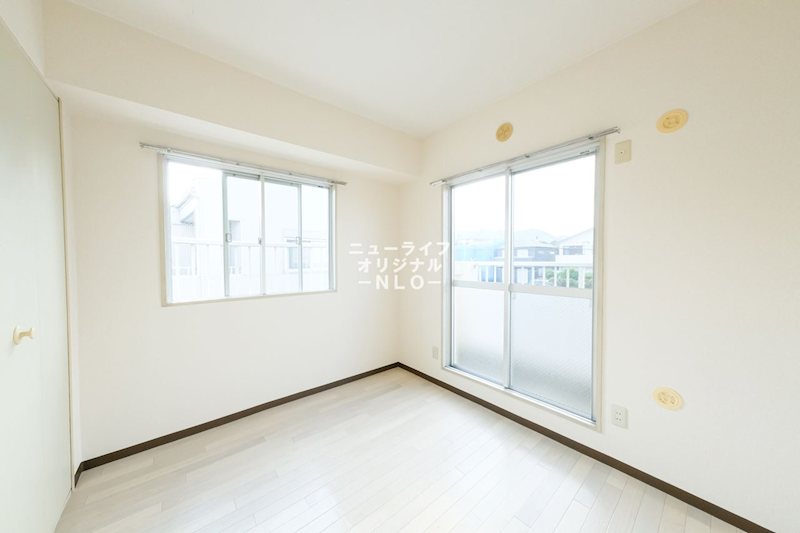 その他部屋・スペース　2面採光の明るい4.5帖の居室です。
