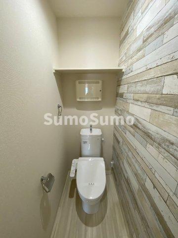 トイレ　落ち着いた色調のトイレです