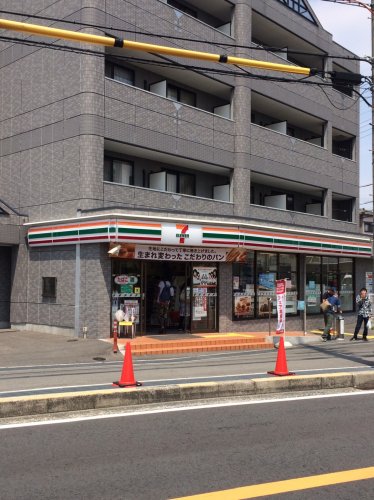 コンビニ　セブン－イレブン 門真運転免許試験場前店（コンビニ）まで6m