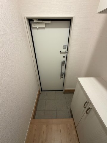 ＪＲ内房線 五井駅 バス乗車時間：25分 最寄りバス停で下車 徒歩7分 2階建 築1年の玄関写真
