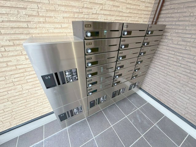 ロビー　ロビーにある各部屋毎のメールボックス。