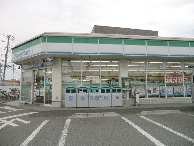 コンビニ　ファミリーマート（コンビニ）まで120m