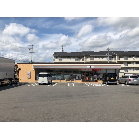 コンビニ　セブンイレブン屋代団地店（コンビニ）まで561m
