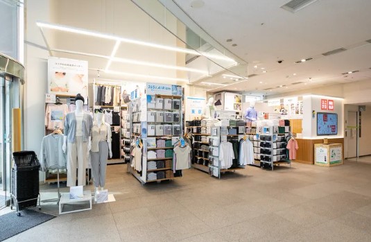 ショッピングセンター　ユニクロ済生会中央病院店（ショッピングセンター）まで210m