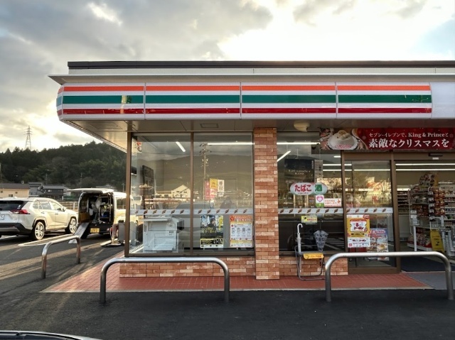コンビニ　セブンイレブン（コンビニ）まで1800m
