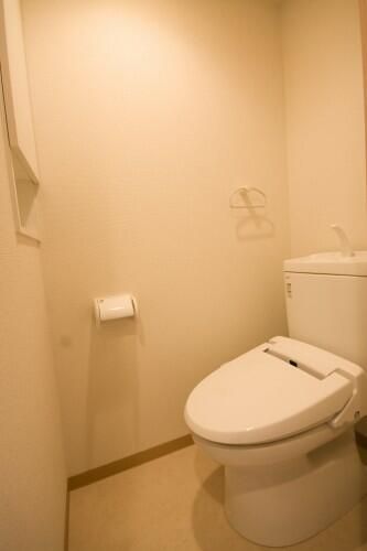 多摩都市モノレール 甲州街道駅 徒歩4分 4階建 築17年のトイレ写真