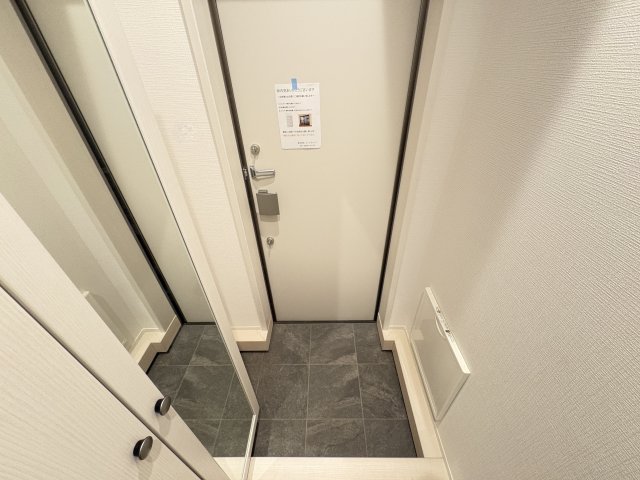 玄関　写真は同建物の別部屋を参考に掲載しております。