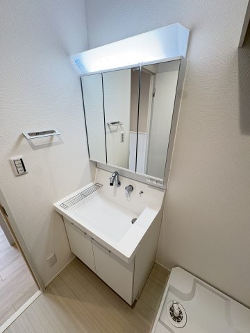 洗面設備　写真は同建物の別部屋を参考に掲載しております。