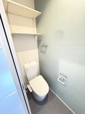 トイレ　写真は同建物の別部屋を参考に掲載しております。