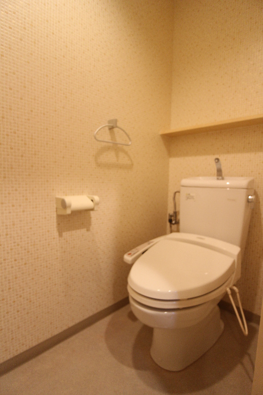 トイレ　トイレに棚があると便利ですよね！