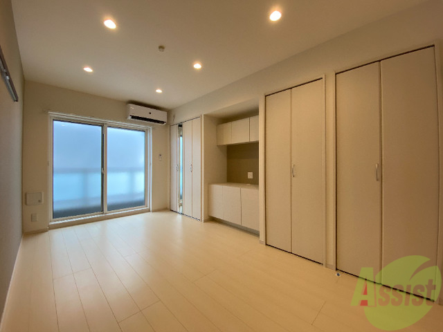 居室・リビング　７．２８帖の洋室です。照明も多く、とても明るいお部屋です。