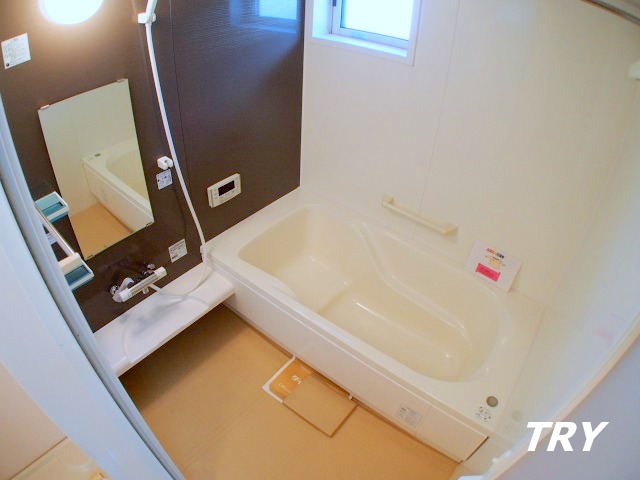 バス・シャワールーム　一坪風呂で広々です。