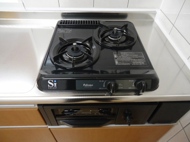 収納　ガスコンロ2口＆グリル搭載。